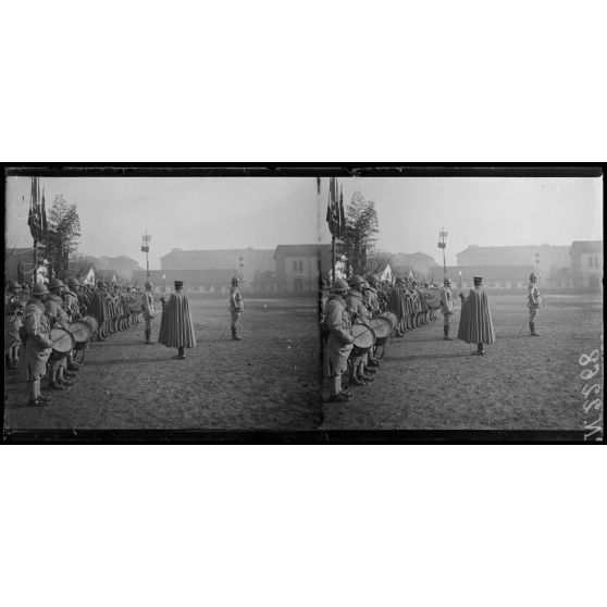 Milan. Quartier de cavalerie Montebello. Revue du 105e territorial par le général Fayolle. Les musiques française et italienne pendant la revue (5-2-18). [légende d'origine]