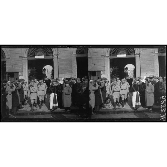 Milan. Quartier de cavalerie Montebello. Revue du 105e territorial par le général Fayolle. La foule devant la caserne attend la sortie du général Fayolle (5-2-18). [légende d'origine]
