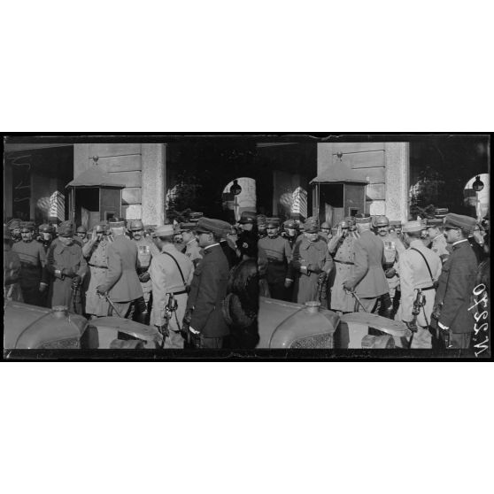 Milan. Quartier de cavalerie Montebello. Revue du 105e territorial par le général Fayolle. Le général Fayolle regagne sa voiture (5-2-18). [légende d'origine]