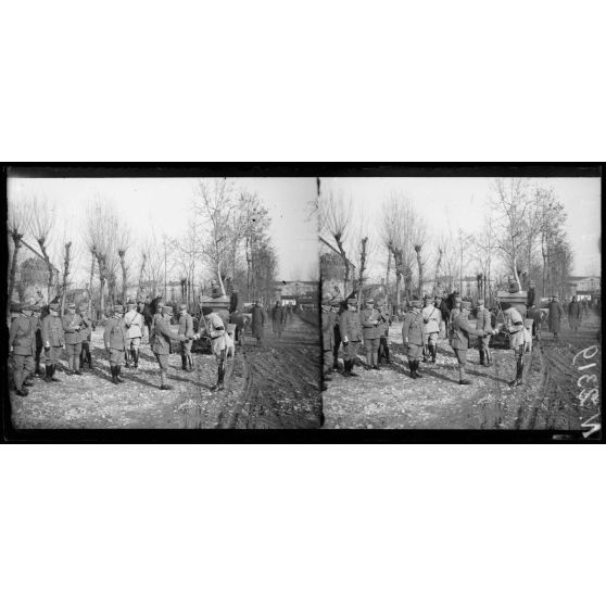 Villaverla (Italie). Revue de la 47e Division d'infanterie française et de la brigade italienne Sassari passée par le roi d'Italie et le général Maistre (10-3-18). Le Roi est reçu à son arrivée par le général Dillemann, commandant la 47e division (10-3-18). [légende d'origine]