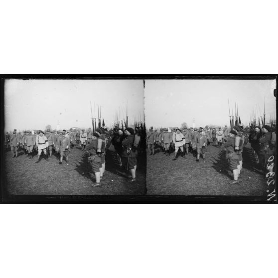 Villaverla (Italie). Revue de la 47e Division d'infanterie française et de la brigade italienne Sassari passée par le roi d'Italie et le général Maistre. Le Roi passe sur le front des troupes. [légende d'origine]