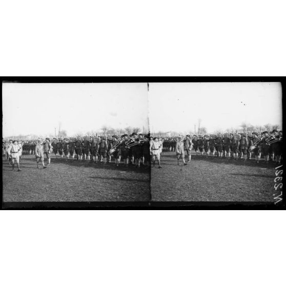 Villaverla (Italie). Revue de la 47e Division d'infanterie française et de la brigade italienne Sassari passée par le roi d'Italie et le général Maistre. Le Roi passe devant la fanfare des chasseurs à pied. [légende d'origine]