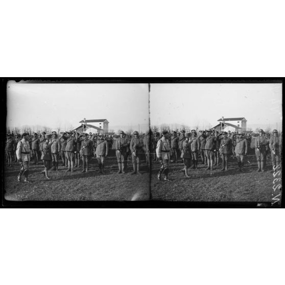 Villaverla (Italie). Revue de la 47e Division d'infanterie française et de la brigade italienne Sassari passée par le roi d'Italie et le général Maistre. Le Roi<br>passe devant les troupes italiennes. [légende d'origine]