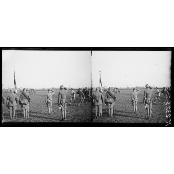 Villaverla (Italie). Revue de la 47e Division d'infanterie française et de la brigade italienne Sassari passée par le roi d'Italie et le général Maistre. Le Roi<br>passe devant les troupes italiennes. [légende d'origine]