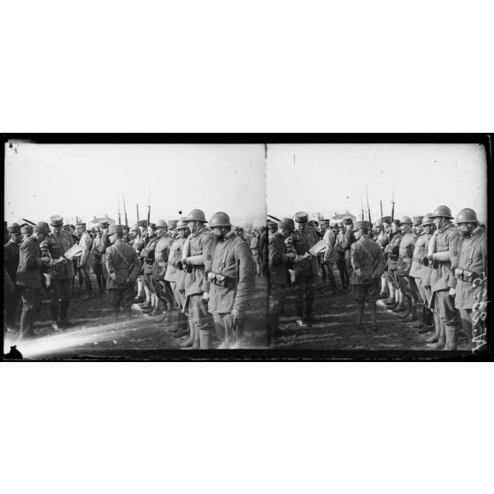 Villaverla (Italie). Revue de la 47e Division d'infanterie française et de la brigade italienne Sassari passée par le roi d'Italie et le général Maistre. Le Roi avant la remise des décorations. [légende d'origine]