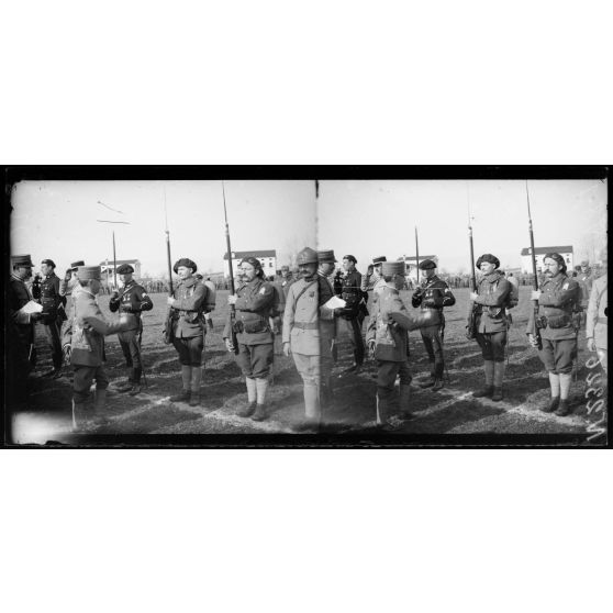 Villaverla (Italie). Revue de la 47e Division d'infanterie française et de la brigade italienne Sassari passée par le roi d'Italie et le général Maistre. Le Roi remet des décorations à des soldats français (10-3-18). [légende d'origine]