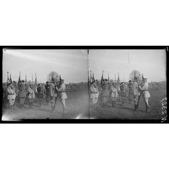 Villaverla (Italie). Revue de la 47e Division d'infanterie française et de la brigade italienne Sassari passée par le roi d'Italie et le général Maistre (10-3-18). Le général Maistre décore le colonel commandant la mission italienne près l'armée française d'Italie. [légende d'origine]