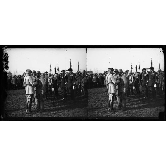 Villaverla (Italie). Revue de la 47e Division d'infanterie française et de la brigade italienne Sassari passée par le roi d'Italie et le général Maistre. Le général Maistre décore des soldats italiens. [légende d'origine]