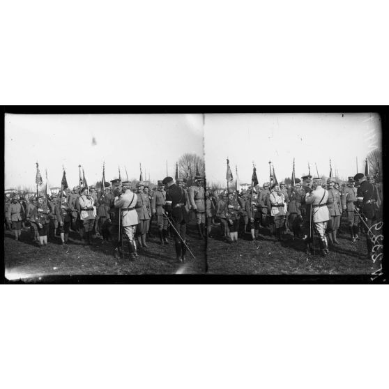 Villaverla (Italie). Revue de la 47e Division d'infanterie française et de la brigade italienne Sassari passée par le roi d'Italie et le général Maistre. Le général Maistre décore un général anglais de l'armée d'Italie. [légende d'origine]