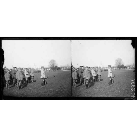 Villaverla (Italie). Revue de la 47e Division d'infanterie française et de la brigade italienne Sassari passée par le roi d'Italie et le général Maistre (10-3-18). Le Roi, le général Maistre et les officiers supérieurs pendant le défilé. [légende d'origine]