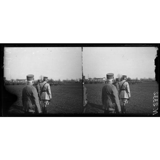 Villaverla (Italie). Revue de la 47e Division d'infanterie française et de la brigade italienne Sassari passée par le roi d'Italie et le général Maistre (10-3-18). Le Roi et le général Maistre pendant le défilé des chasseurs français. [légende d'origine]