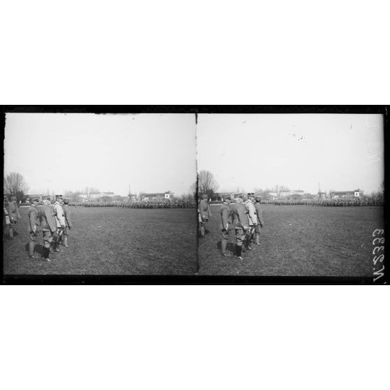 Villaverla (Italie). Revue de la 47e Division d'infanterie française et de la brigade italienne Sassari passée par le roi d'Italie et le général Maistre (10-3-18). Le Roi et le gééral Maistre pendant le défilé des troupes françaises. [légende d'origine]