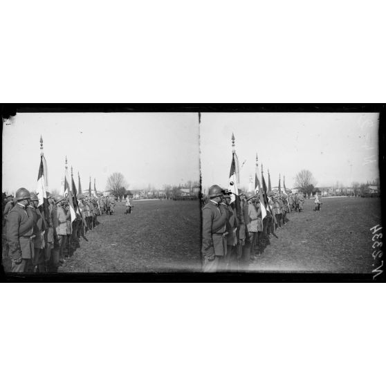 Villaverla (Italie). Revue de la 47e Division d'infanterie française et de la brigade italienne Sassari passée par le roi d'Italie et le général Maistre (10-3-18). Les drapeaux italiens pendant le défilé, au fond le Roi et le général Maistre. [légende d'origine]