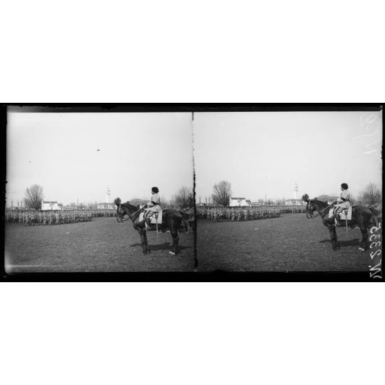 Villaverla (Italie). Revue de la 47e Division d'infanterie française et de la brigade italienne Sassari passée par le roi d'Italie et le général Maistre. Le général Dillemann pendant le défilé. [légende d'origine]