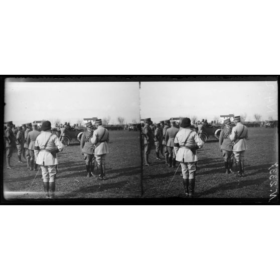 Villaverla (Italie). Revue de la 47e Division d'infanterie française et de la brigade italienne Sassari passée par le roi d'Italie et le général Maistre. Le général Maistre prend congé des officiers italiens. [légende d'origine]