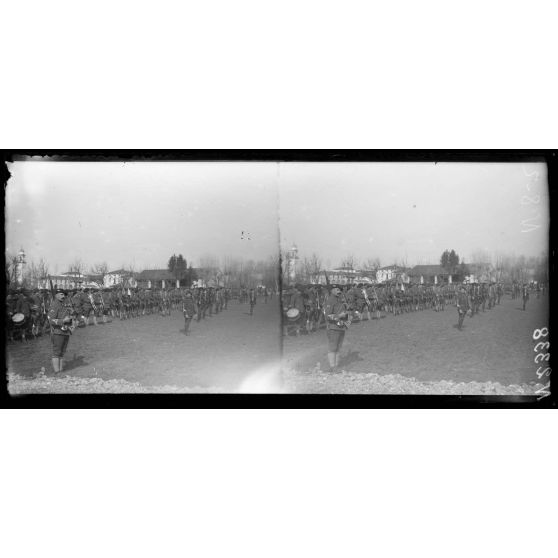 Villaverla (Italie). Revue de la 47e Division d'infanterie française et de la brigade italienne Sassari passée par le roi d'Italie et le général Maistre. Les chasseurs alpins après la revue. [légende d'origine]