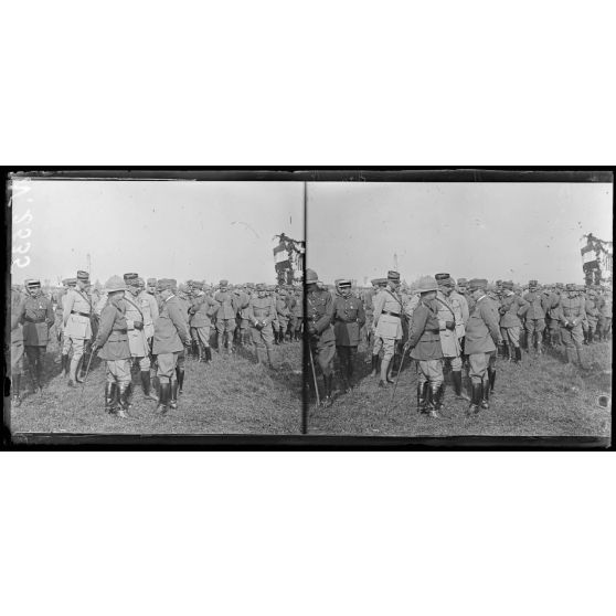 Nove. Revue des troupes ayant combattu sur l'Altipiano. Le général Graziani, commandant les troupes françaises ;  le général Cavan, commandant les troupes anglaises et le généralissime Diaz (4-7-18). [légende d'origine]