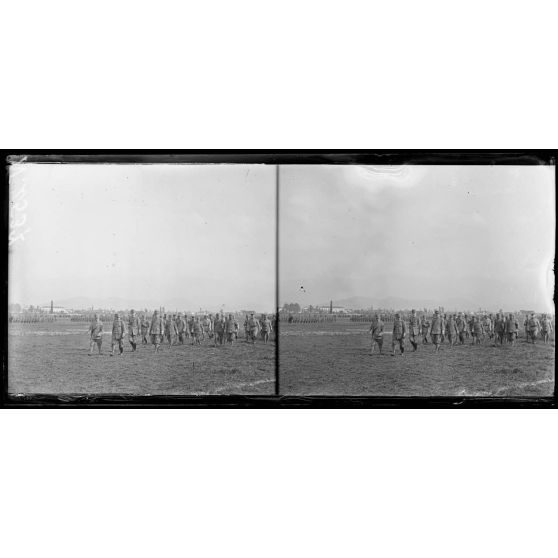 Nove. Revue des troupes ayant combattu sur l'Altipiano. Le roi d'Italie passe sur le front des troupes. [légende d'origine]