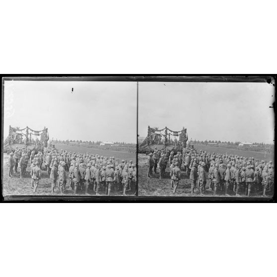 Nove. Revue des troupes ayant combattu sur l'Altipiano. Les troupes anglaises défilant devant la tribune royale. [légende d'origine]