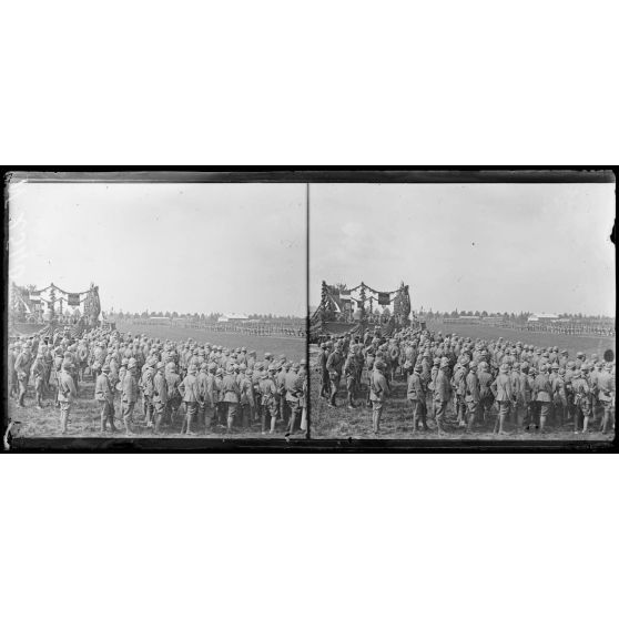 Nove. Revue des troupes ayant combattu sur l'Altipiano. Les troupes françaises défilent devant la tribune royale. [légende d'origine]