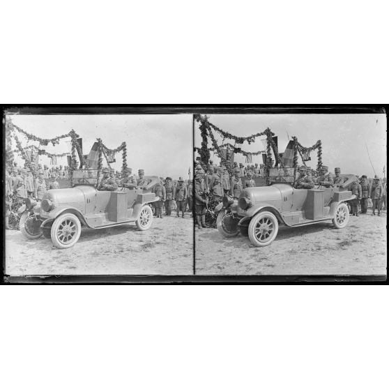 Nove. Revue des troupes ayant combattu sur l'Altipiano. Le roi d'Italie quitte le terrain de la revue. [légende d'origine]