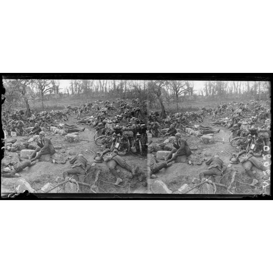 Attaque du 18 juillet 1918. Forêt de Villers-Cotterêts (Aisne). Chasseurs cyclistes faisant halte. [légende d'origine]