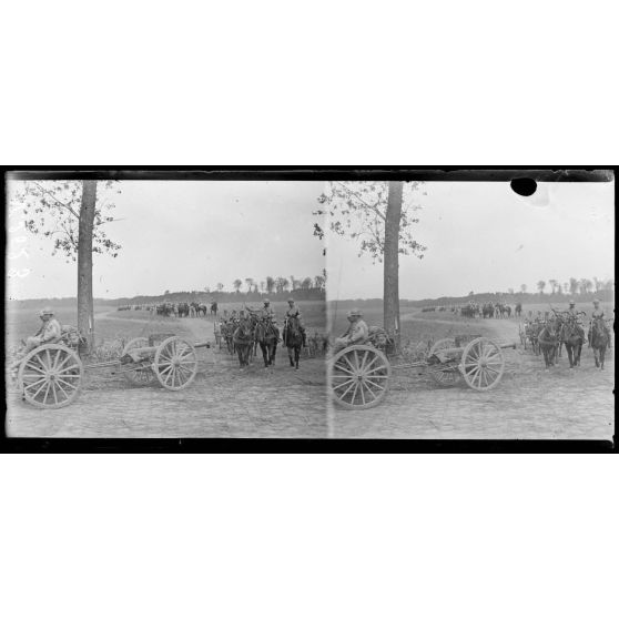 Attaque du 18 juillet 1918. Route de Villers-Cotterêts à Soissons (Aisne). Artillerie en déplacement. [légende d'origine]