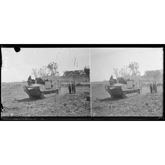 Attaque du 18 juillet 1918. Près de Chaudun (Aisne). Tank revenant du combat et croisant des réserves. [légende d'origine]