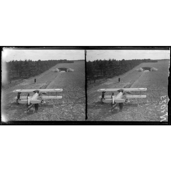 La Noblette près la Cheppe (Marne). Camp d'aviation. Avion de chasse réglant sa mitrailleuse (4-17). [légende d'origine]