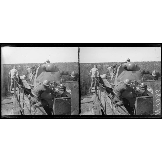 Près Mourmelon-le-Petit (Marne). Culasse d'un canon de 400 (avril 1917). [légende d'origine]