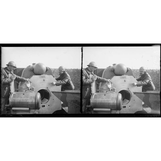 Près Mourmelon-le-Petit (Marne). Culasse d'un canon de 400 (avril 1917). [légende d'origine]