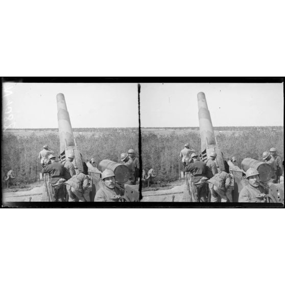 Près Mourmelon-le-Petit (Marne). Manoeuvre de pointage d'un canon de 400 (avril 1917). [légende d'origine]