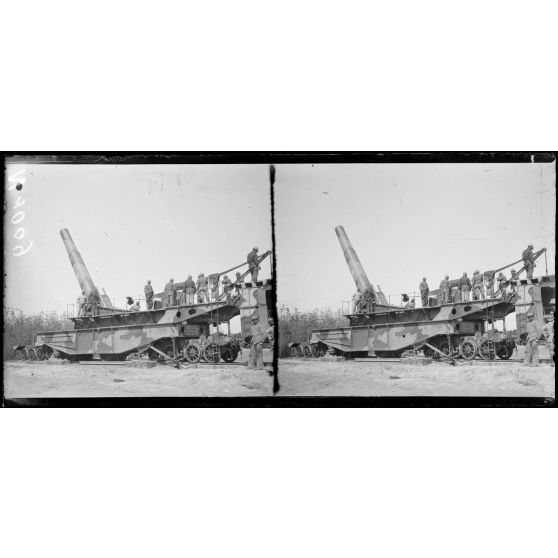 Près Mourmelon-le-Petit (Marne). Canon de 400 avant le tir (avril 1917). [légende d'origine]