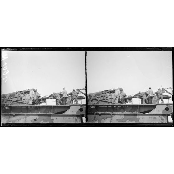 Près Mourmelon-le-Petit (Marne). Chargement d'un canon de 400 (avril 1917). [légende d'origine]