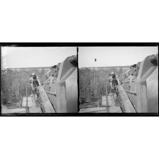 Près Mourmelon-le-Petit (Marne). Le pointeur d'une pièce de 400 (avril 1917). [légende d'origine]