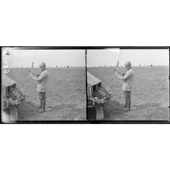 Vadenay (Marne). Ecole d'aérostation. Mesure de la tension du câble (Mai 1917). [légende d'origine]