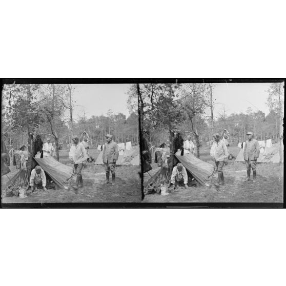 Près Bouy (Marne). Camp de l'Ermitage. Echelon d'artillerie, scènes diverses de cantonnement (18-6-17). [légende d'origine]