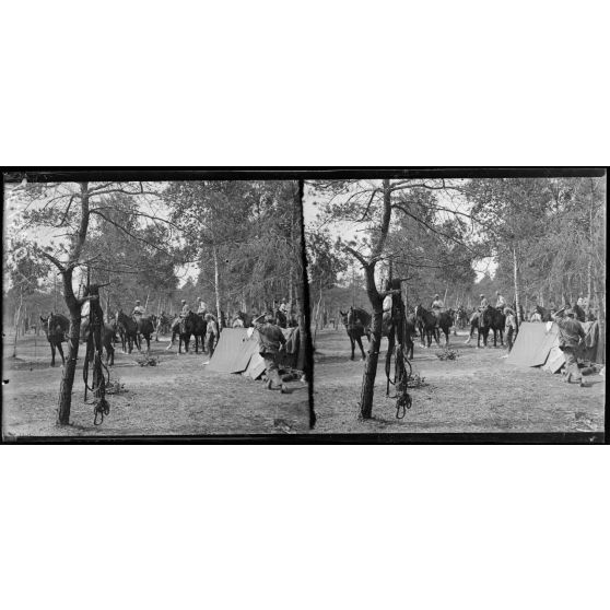 Près Bouy (Marne). Camp de l'Ermitage. Echelon d'artillerie, scènes diverses de cantonnement (18-6-17). [légende d'origine]