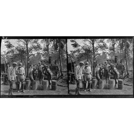 Près Bouy (Marne). Camp de l'Ermitage. Echelon d'artillerie, scènes diverses de cantonnement (18-6-17). [légende d'origine]