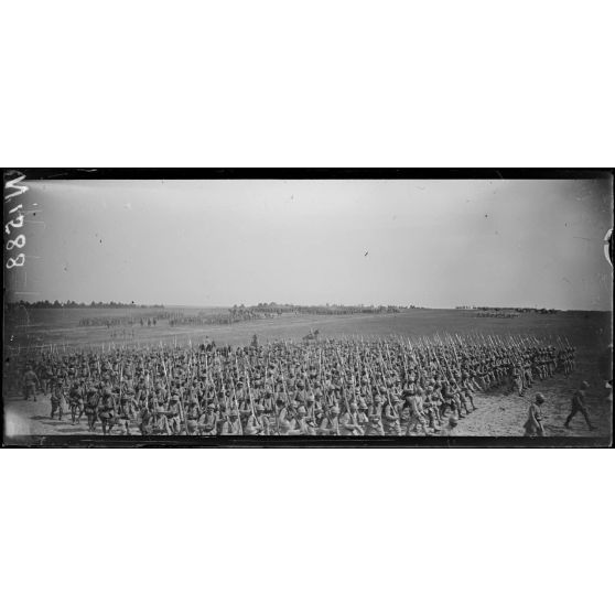 Entre Ramerupt et Dampierre (Aube). Prise d'armes pour la remise de la fourragère au 151e d'infanterie. Défilé des troupes (28-6-17). [légende d'origine]