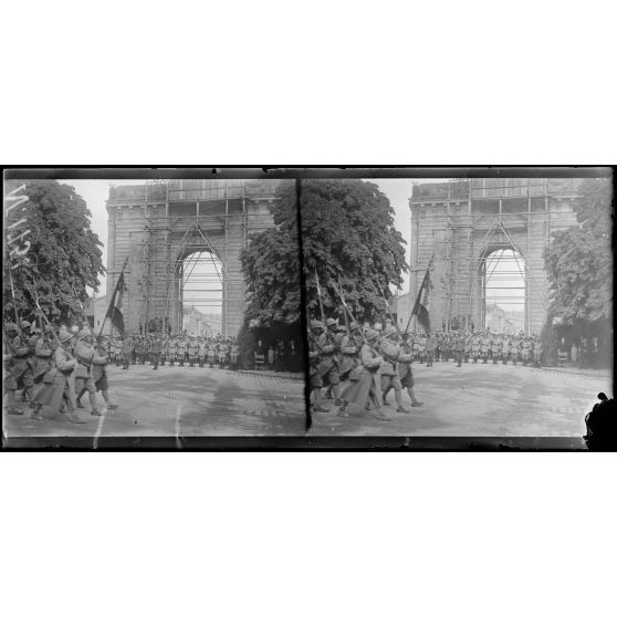 Châlons-sur-Marne (Marne). Revue du 14 juillet. Le défilé devant le général Gouraud (14-7-17). [légende d'origine]