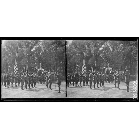 Châlons-sur-Marne (Marne). Revue des troupes américaines par le général Gouraud. Le général salue le drapeau. [légende d'origine]
