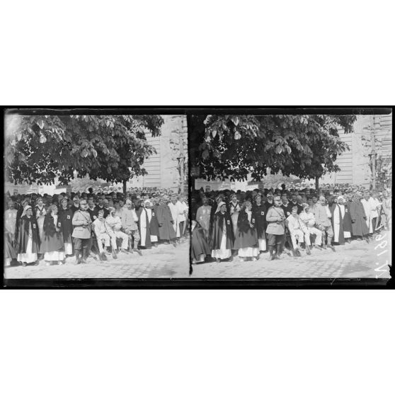 Châlons-sur-Marne (Marne). Revue des troupes américaines par le général Gouraud. Infirmiers et blessés assistant à la revue. [légende d'origine]