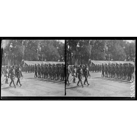 Châlons-sur-Marne (Marne). Revue des troupes américaines par le général Gouraud. Le général Gouraud passe devant les roupes américaines. [légende d'origine]