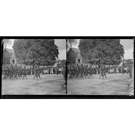 Châlons-sur-Marne (Marne). Revue des troupes américaines par le général Gouraud. Les troupes américaines défilent devant le général Gouraud. [légende d'origine]