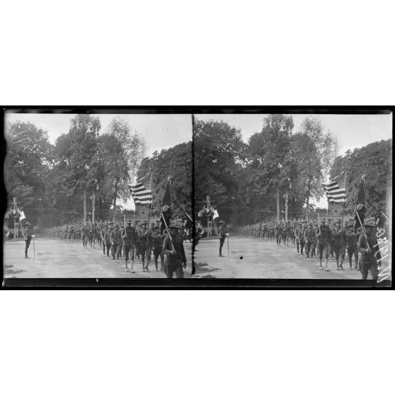 Châlons-sur-Marne (Marne). Revue des troupes américaines par le général Gouraud. Les troupes américaines défilent devant le général Gouraud. [légende d'origine]