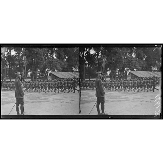 Châlons-sur-Marne (Marne). Revue des troupes américaines par le général Gouraud. Les troupes américaines défilent devant le général Gouraud. [légende d'origine]