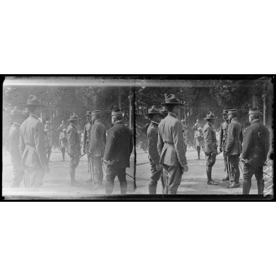 Châlons-sur-Marne (Marne). Revue des troupes américaines par le général Gouraud. Le général Gouraud et officiers américains. [légende d'origine]