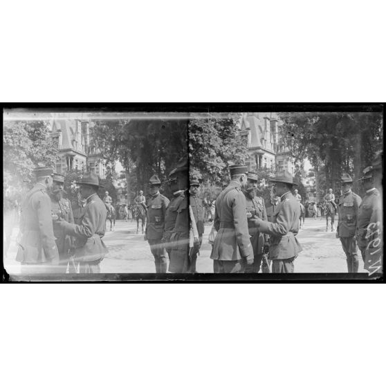 Châlons-sur-Marne (Marne). Revue des troupes américaines par le général Gouraud. Le général Gouraud et officiers américains. [légende d'origine]