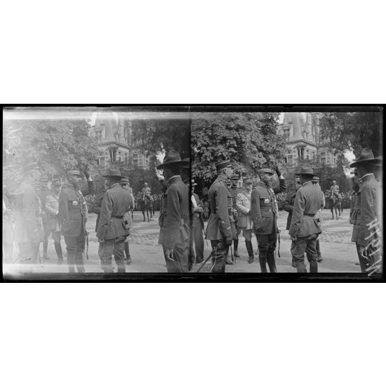 Châlons-sur-Marne (Marne). Revue des troupes américaines par le général Gouraud. Le général Gouraud et officiers américains. [légende d'origine]